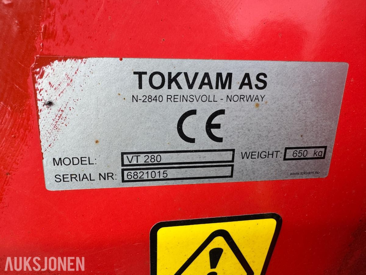 2018 John Deere 5125R Traktor - Tokvam frontplog - Schmidt Traxos CR35 Spreder - Timer: 3500