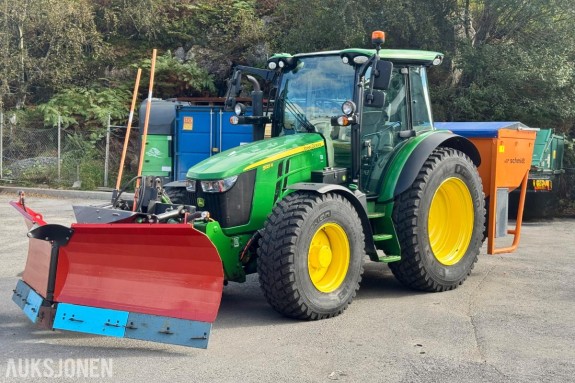 2018 John Deere 5125R Traktor - Tokvam frontplog - Schmidt Traxos CR35 Spreder - Timer: 3500