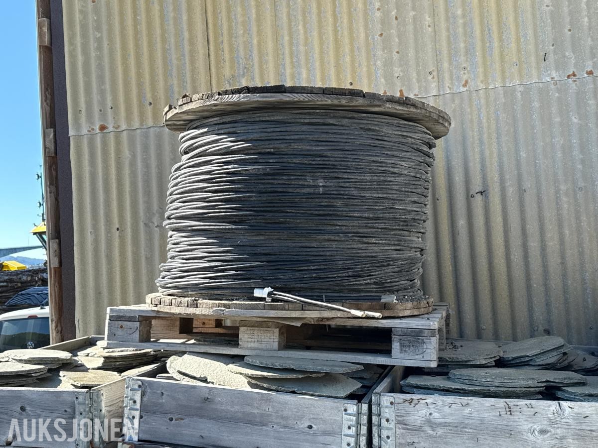 2 tromler med diverse kabel/fiber