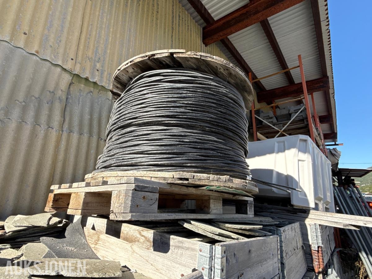 2 tromler med diverse kabel/fiber