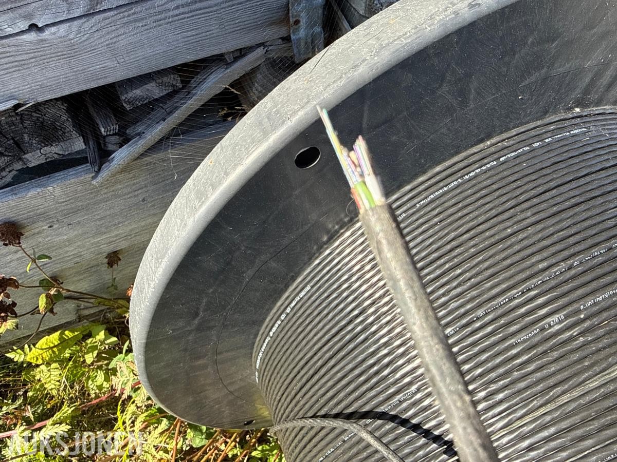2 tromler med diverse kabel/fiber