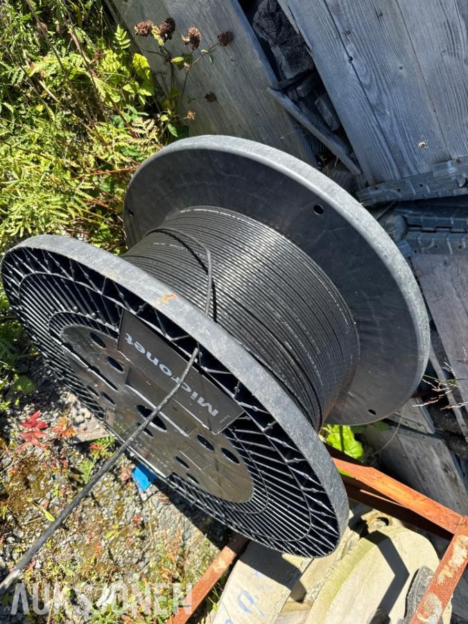 2 tromler med diverse kabel/fiber
