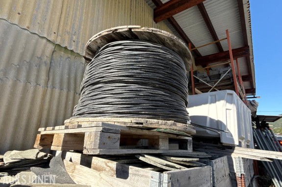 2 tromler med diverse kabel/fiber