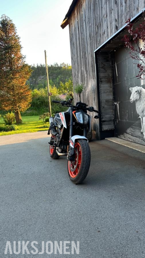 2021 KTM 890 Duke R