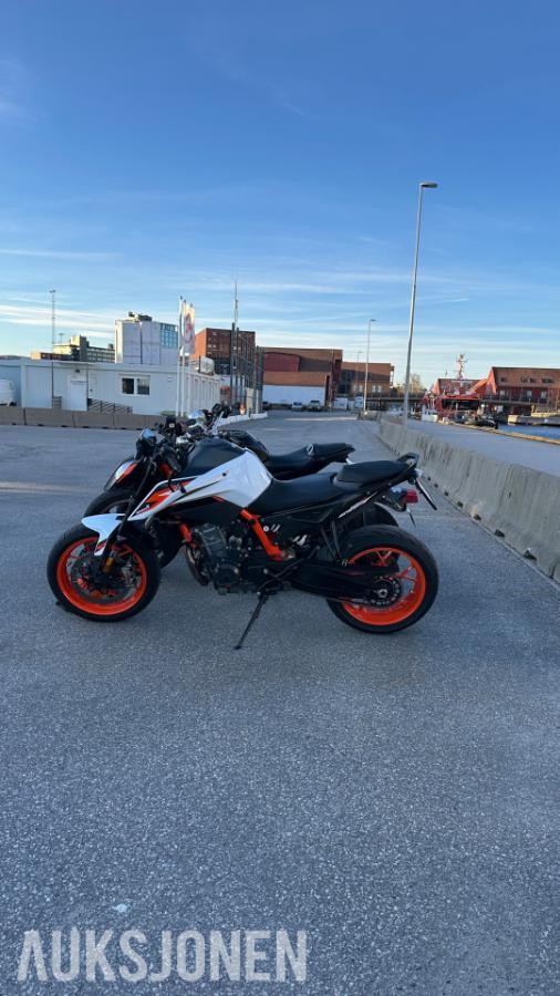 2021 KTM 890 Duke R