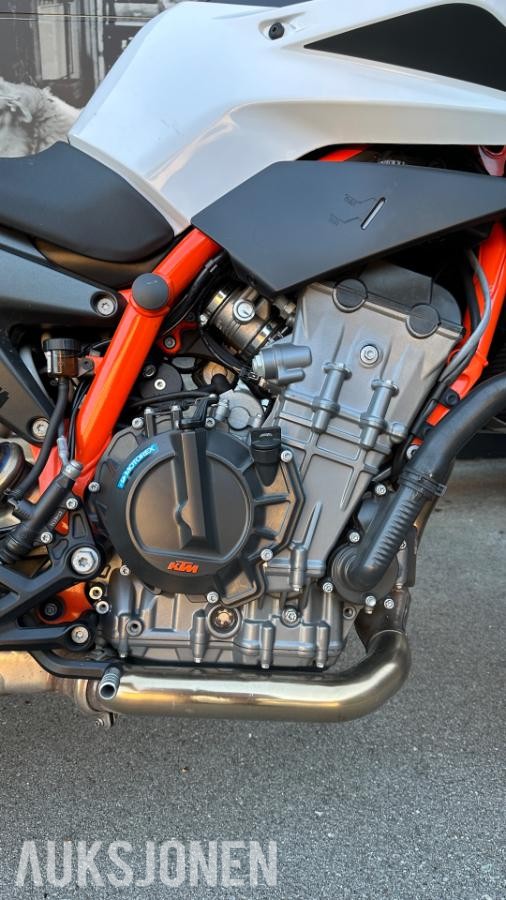 2021 KTM 890 Duke R