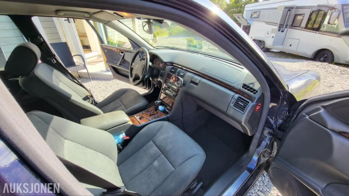 2001 Mercedes-Benz  E220 CDI 2.1 143hk AUTOMAT CRUISEKONTROLL HENGERFESTE S+V DEKK
