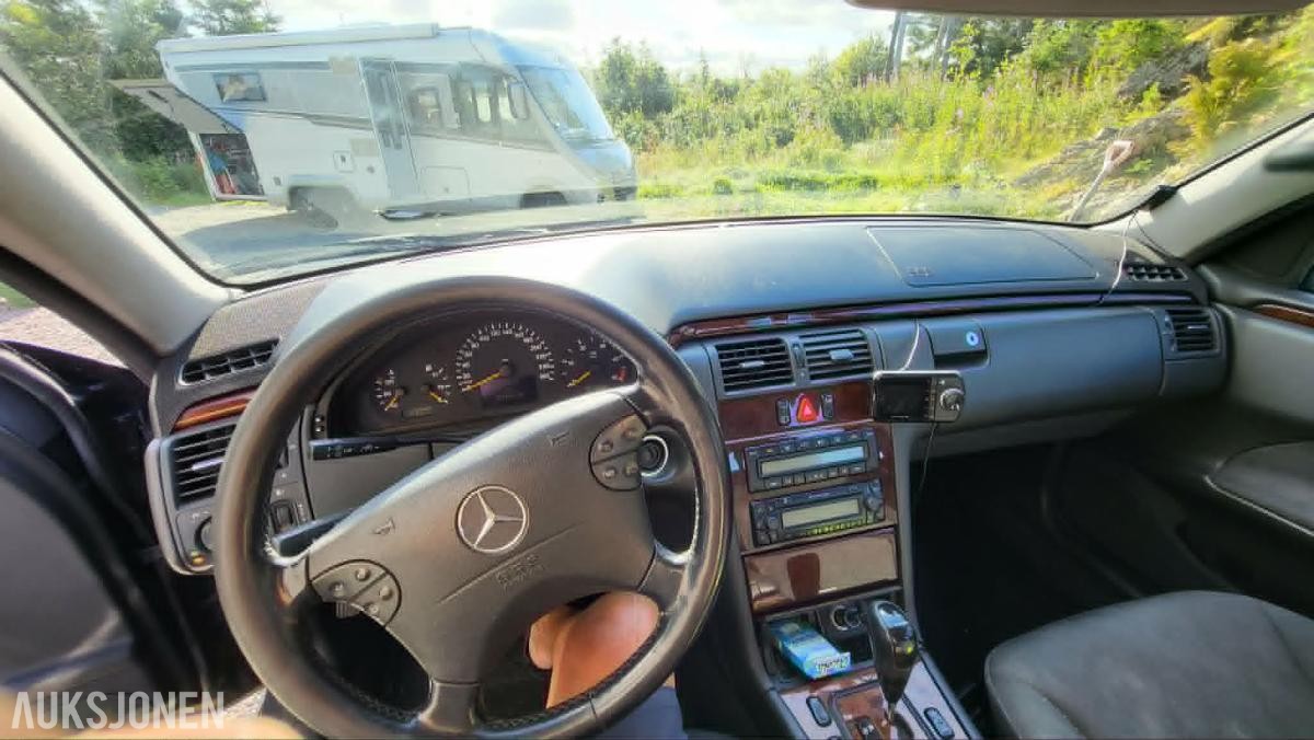 2001 Mercedes-Benz  E220 CDI 2.1 143hk AUTOMAT CRUISEKONTROLL HENGERFESTE S+V DEKK