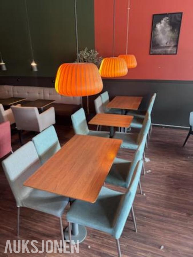 Terrakotta og eik restaurantmøbler med bord og stoler