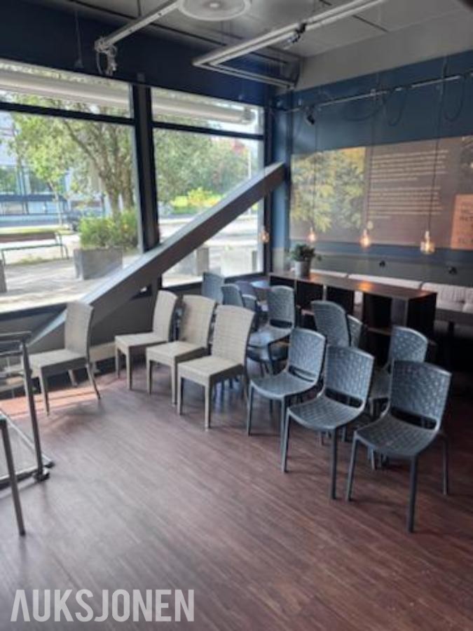 Terrakotta og eik restaurantmøbler med bord og stoler