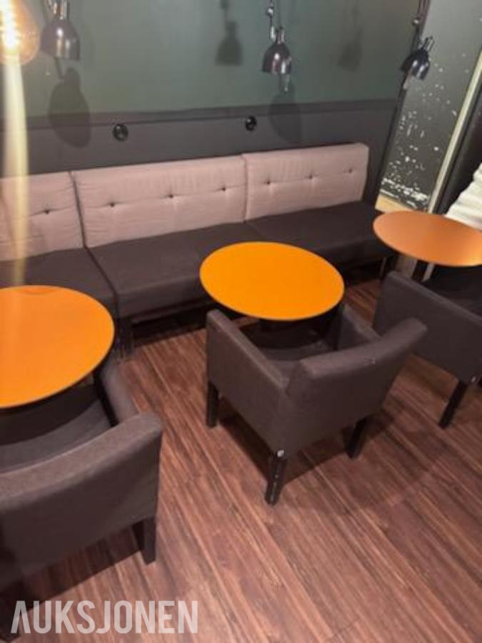 Terrakotta og eik restaurantmøbler med bord og stoler