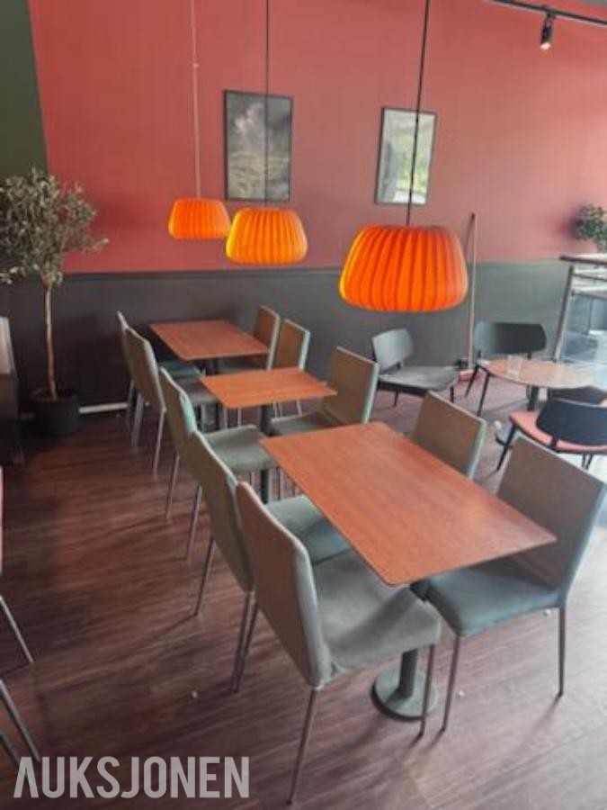 Terrakotta og eik restaurantmøbler med bord og stoler