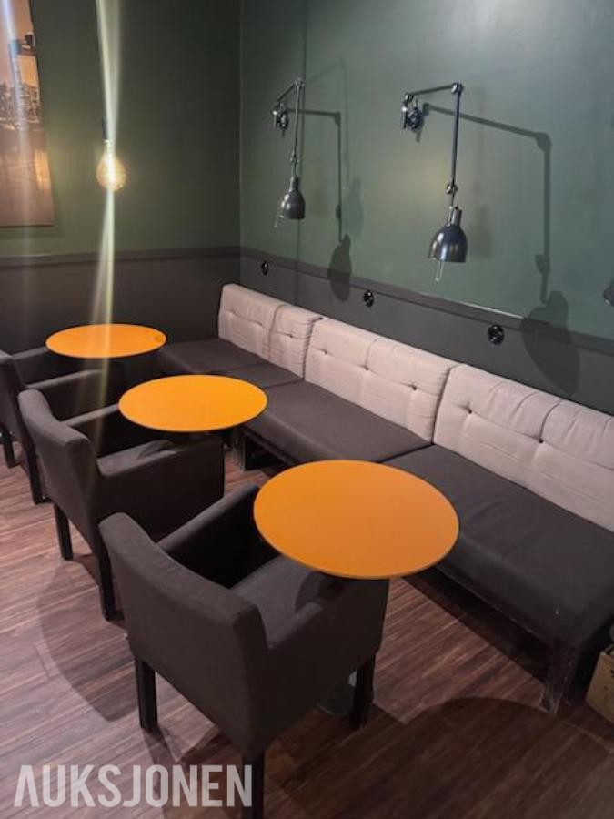 Terrakotta og eik restaurantmøbler med bord og stoler