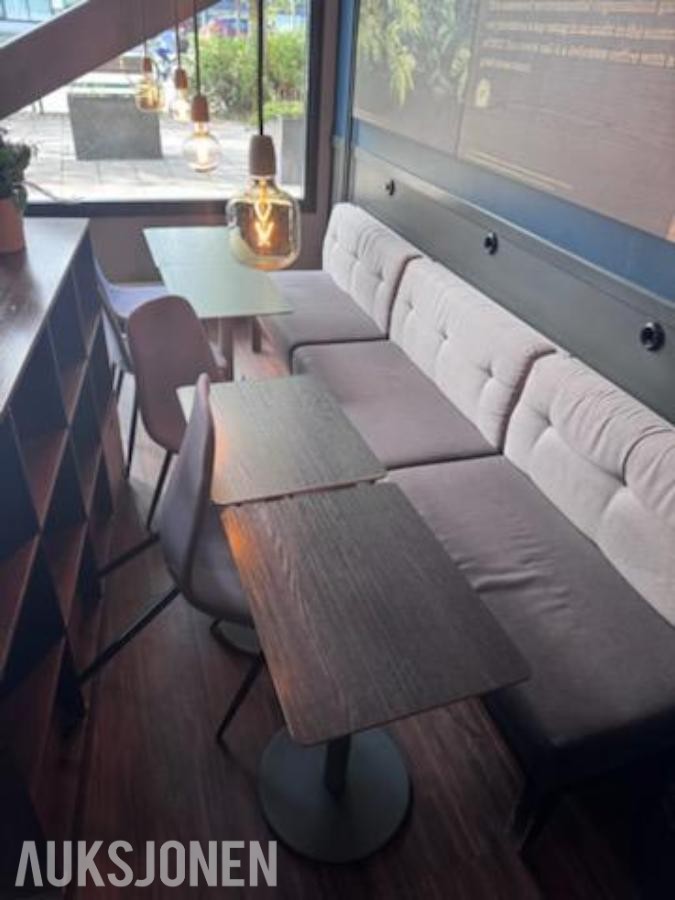 Terrakotta og eik restaurantmøbler med bord og stoler