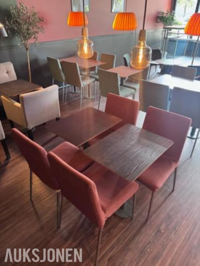 Terrakotta og eik restaurantmøbler med bord og stoler