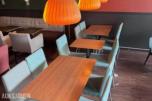 Terrakotta og eik restaurantmøbler med bord og stoler