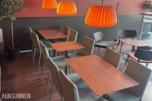 Terrakotta og eik restaurantmøbler med bord og stoler
