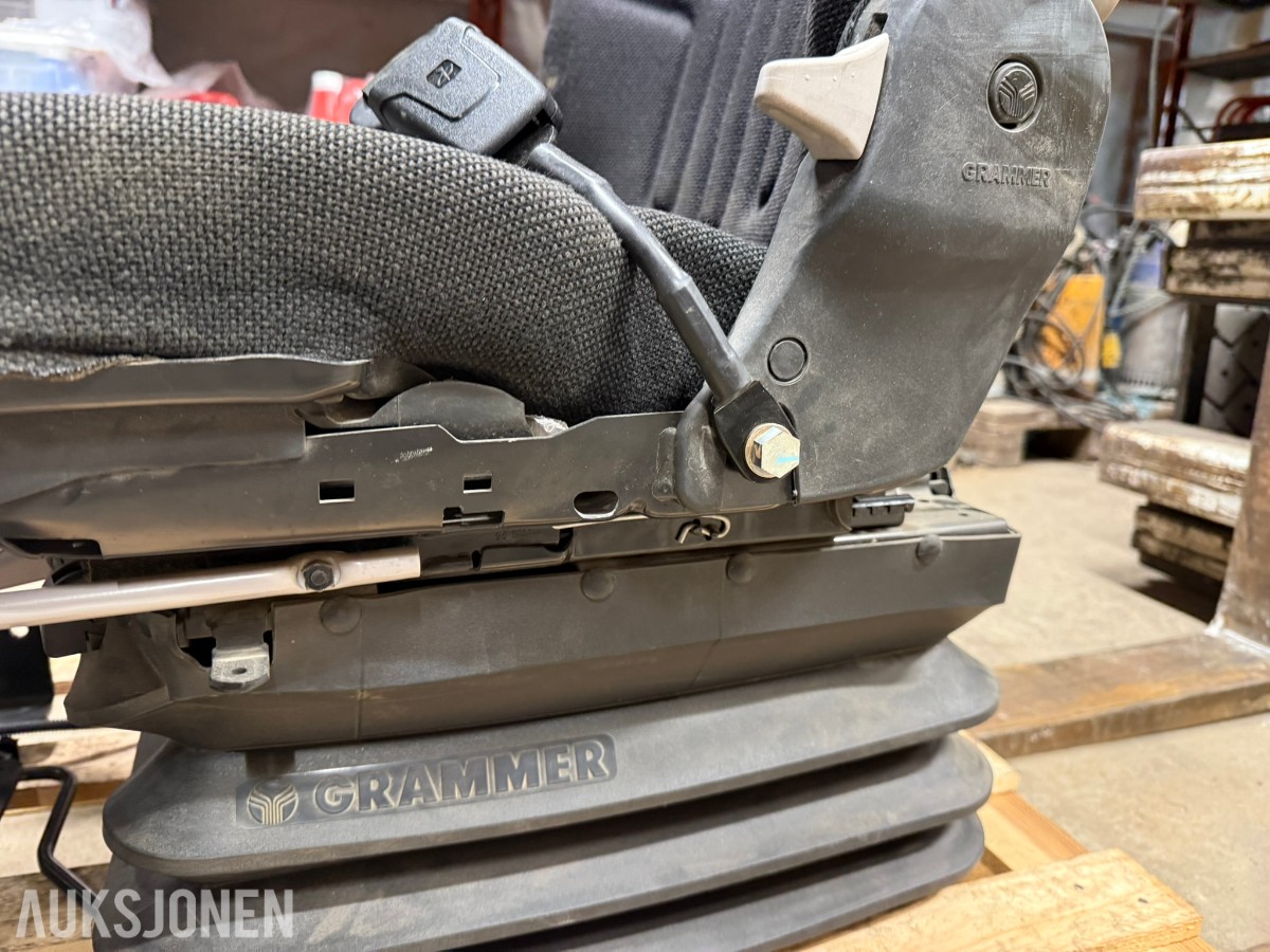 2014 Grammer MSG95G/722 24V luftfjæret maskinførersete – fra Kobelco SK140