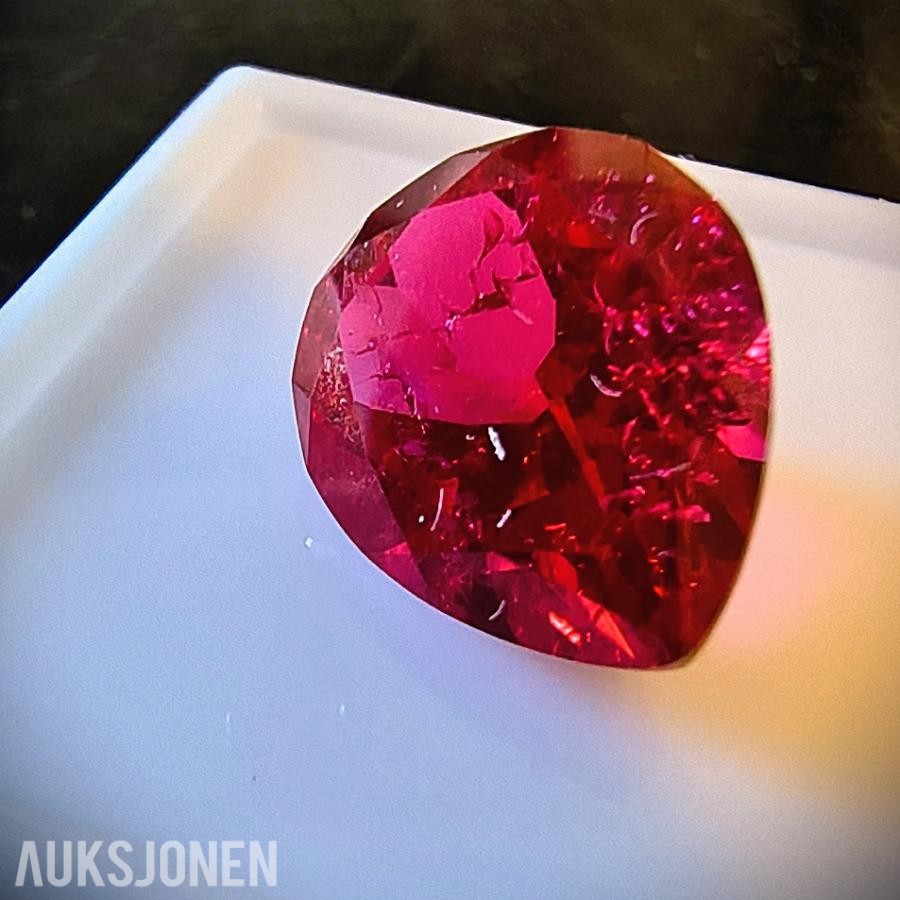 Praktfull Rubin Pigeon Blood * 5.68 CT * dråpeformet Edelsten
