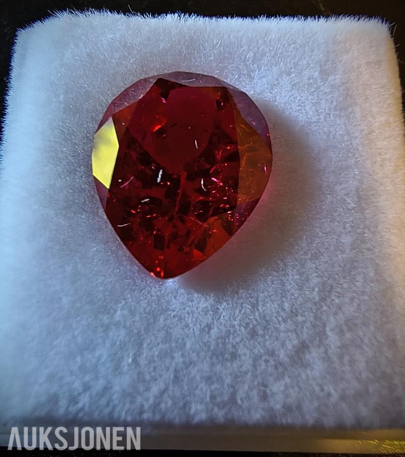 Praktfull Rubin Pigeon Blood * 5.68 CT * dråpeformet Edelsten