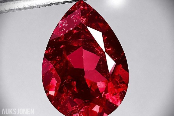 Praktfull Rubin Pigeon Blood * 5.68 CT * dråpeformet Edelsten