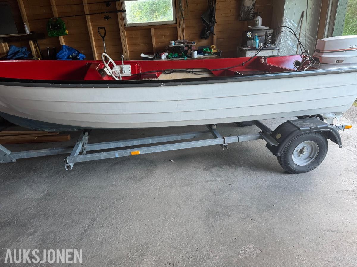 1980 Rana 14 fot med 25 hk Johnson og registrert tilhenger