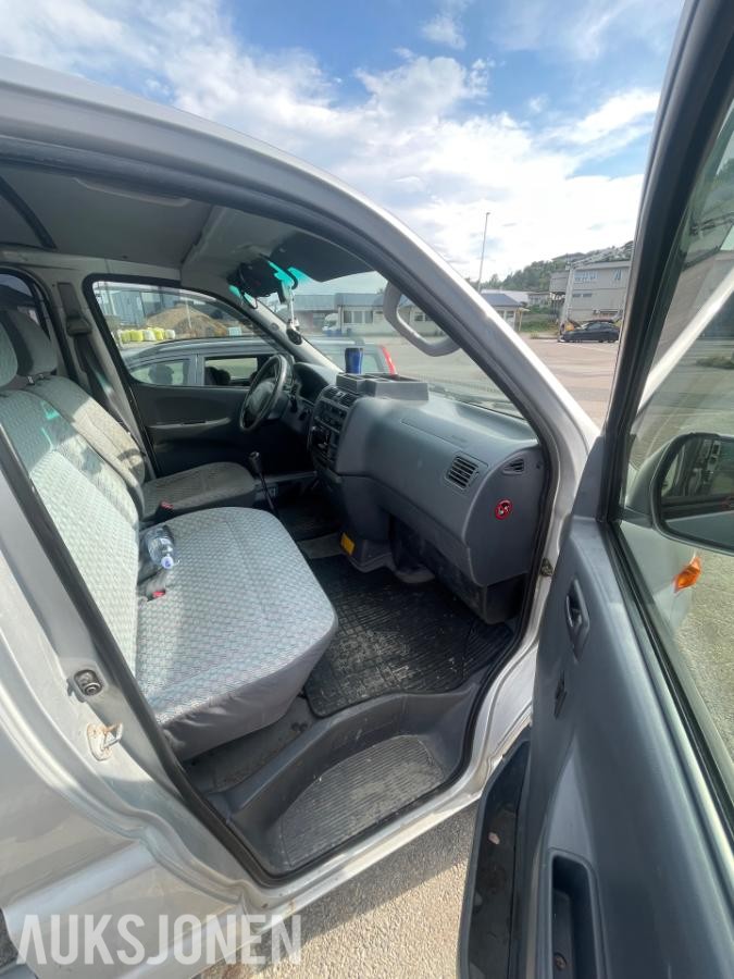 2006 Toyota HiAce 2.5 Diesel 102hk 4WD 6-seter *Ingen minstepris*