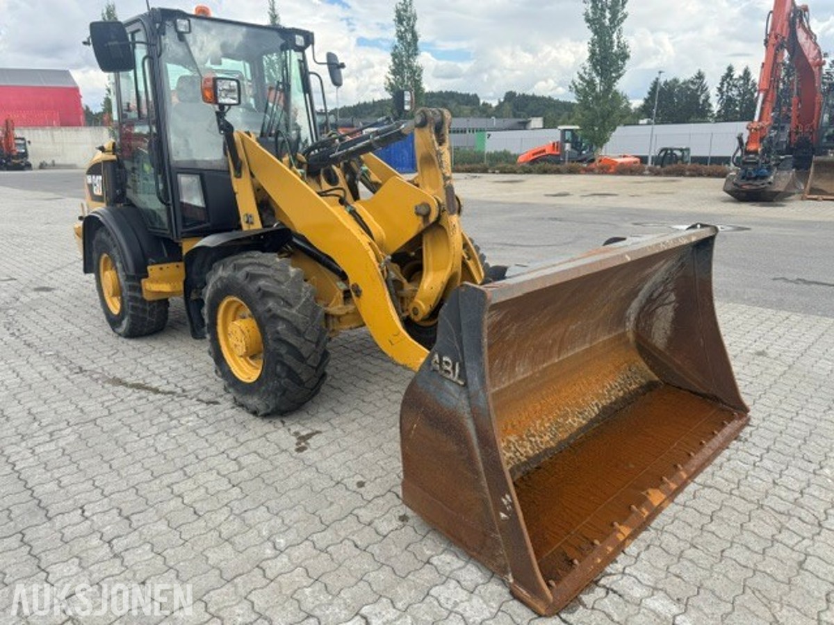 Hjullaster CAT 906M 2015 – HK-feste, ABL-skuffe – 4 531 timer