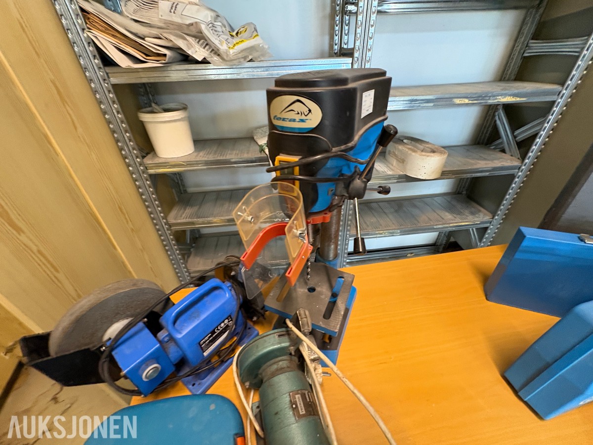 Diverse verkstedutstyr og elektrisk verktøy selges samlet som ett parti.