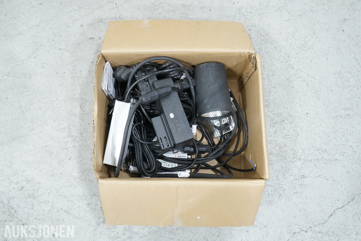 Større belysningsparti – DCW éditions, SG Armaturen, Equilight og Mean Well