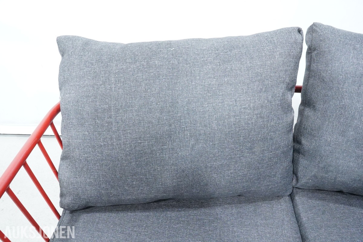 2 røde metallsofaer med puter - B 146 cm