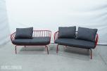 2 røde metallsofaer med puter - B 146 cm