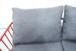 2 røde metallsofaer med puter - B 146 cm