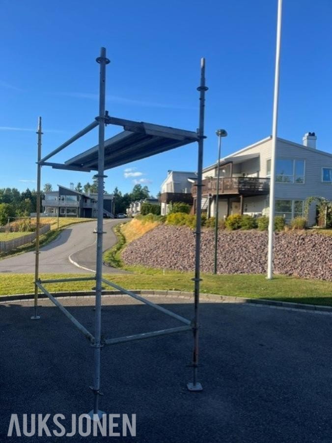 Stillas med plattform  og 4 justerbare føtter