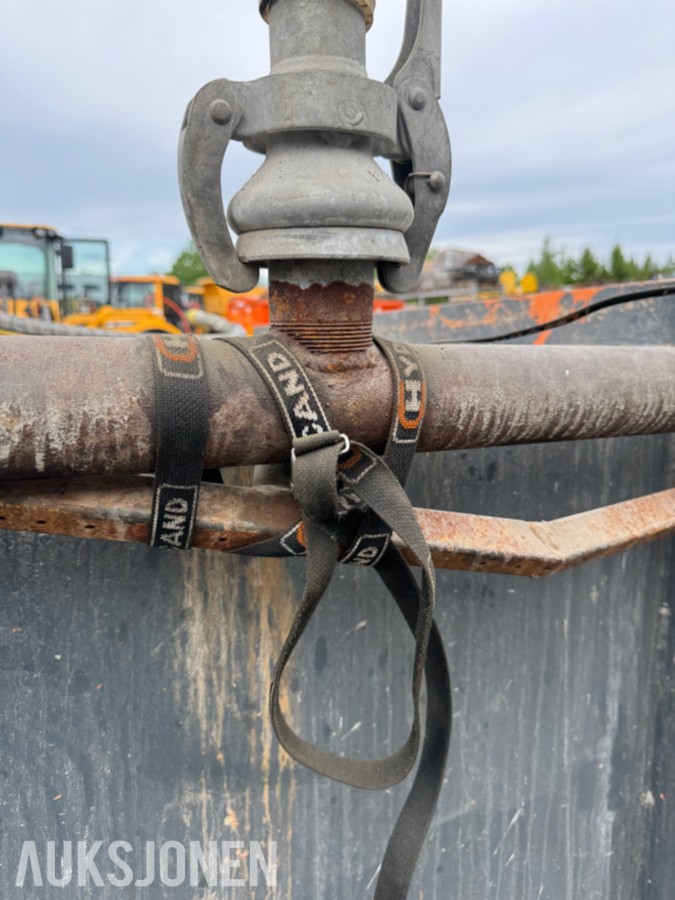 Vanntank 3,7 m³ med BM-feste og Dynaset HSP2600 hydraulisk vannpumpe