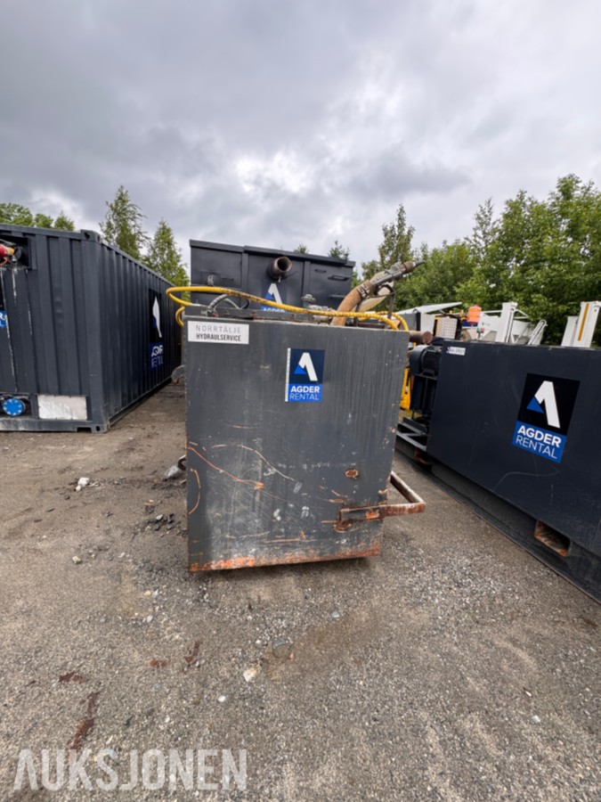 Vanntank 3,7 m³ med BM-feste og Dynaset HSP2600 hydraulisk vannpumpe
