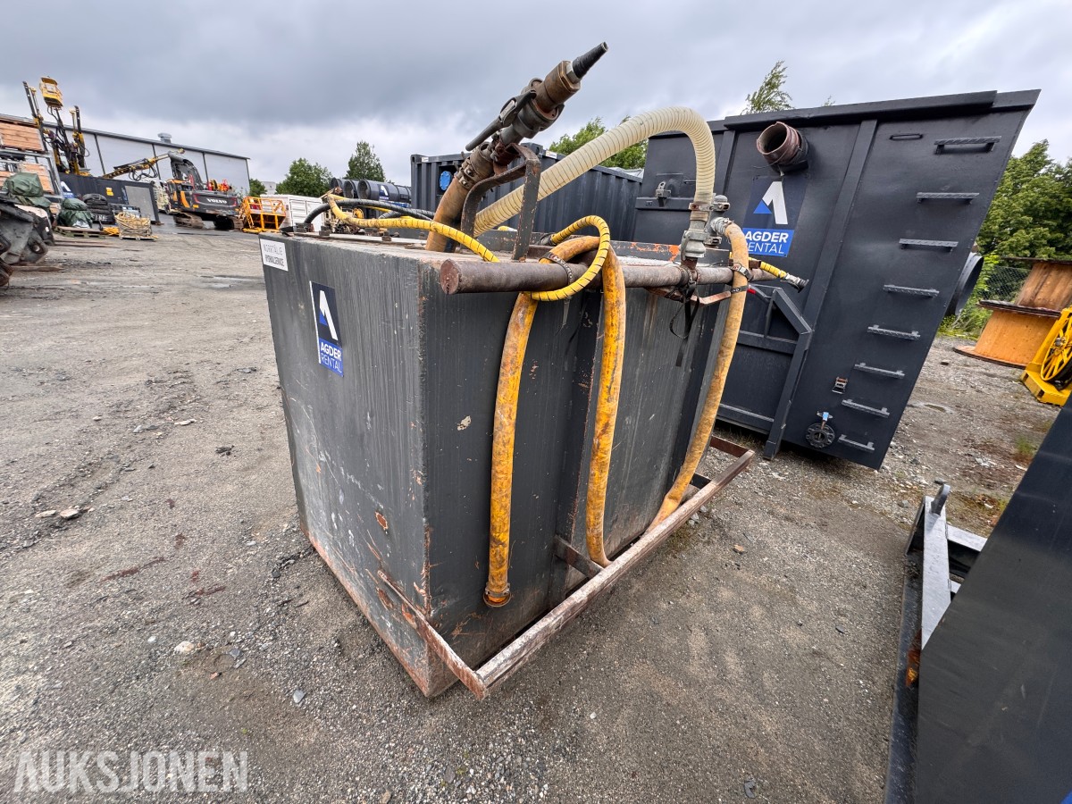 Vanntank 3,7 m³ med BM-feste og Dynaset HSP2600 hydraulisk vannpumpe