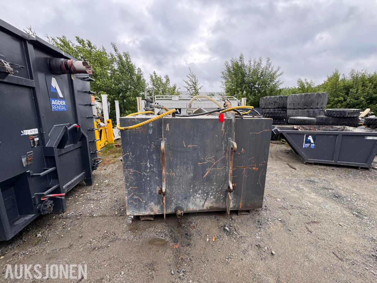 Vanntank 3,7 m³ med BM-feste og Dynaset HSP2600 hydraulisk vannpumpe