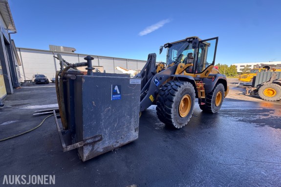 Vanntank 3,7 m³ med BM-feste og Dynaset HSP2600 hydraulisk vannpumpe
