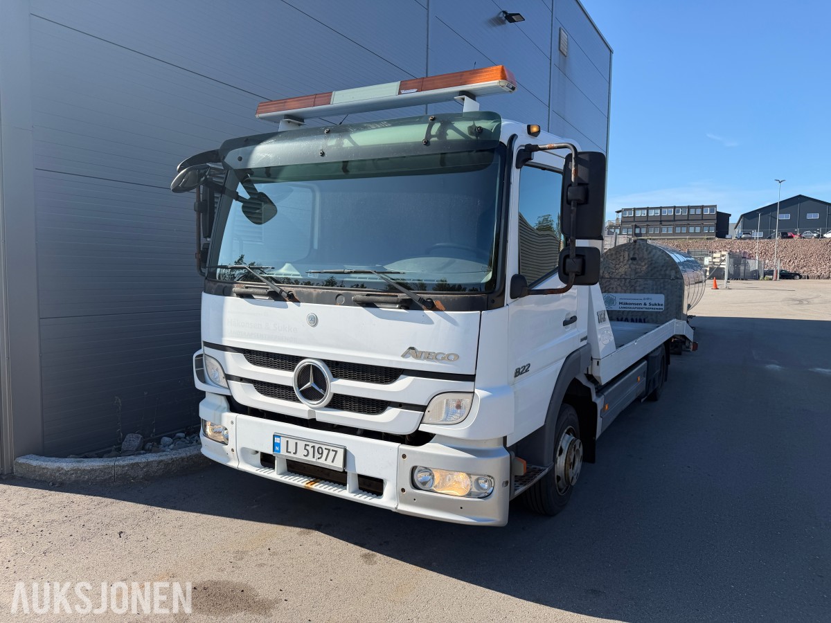 2013 Mercedes-Benz Atego 970PKI2 biltransporter - plan med vinsj - 160 kW / 218 hk OM924LA dieselmotor - kilometerstand 304.866 km - nyttelast 2.920 kg