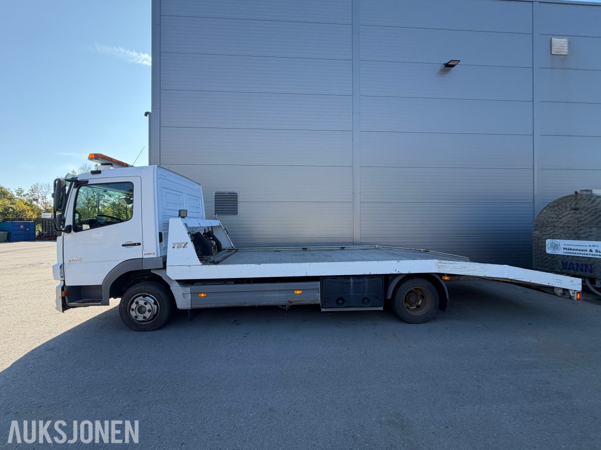 2013 Mercedes-Benz Atego 970PKI2 biltransporter - plan med vinsj - 160 kW / 218 hk OM924LA dieselmotor - kilometerstand 304.866 km - nyttelast 2.920 kg