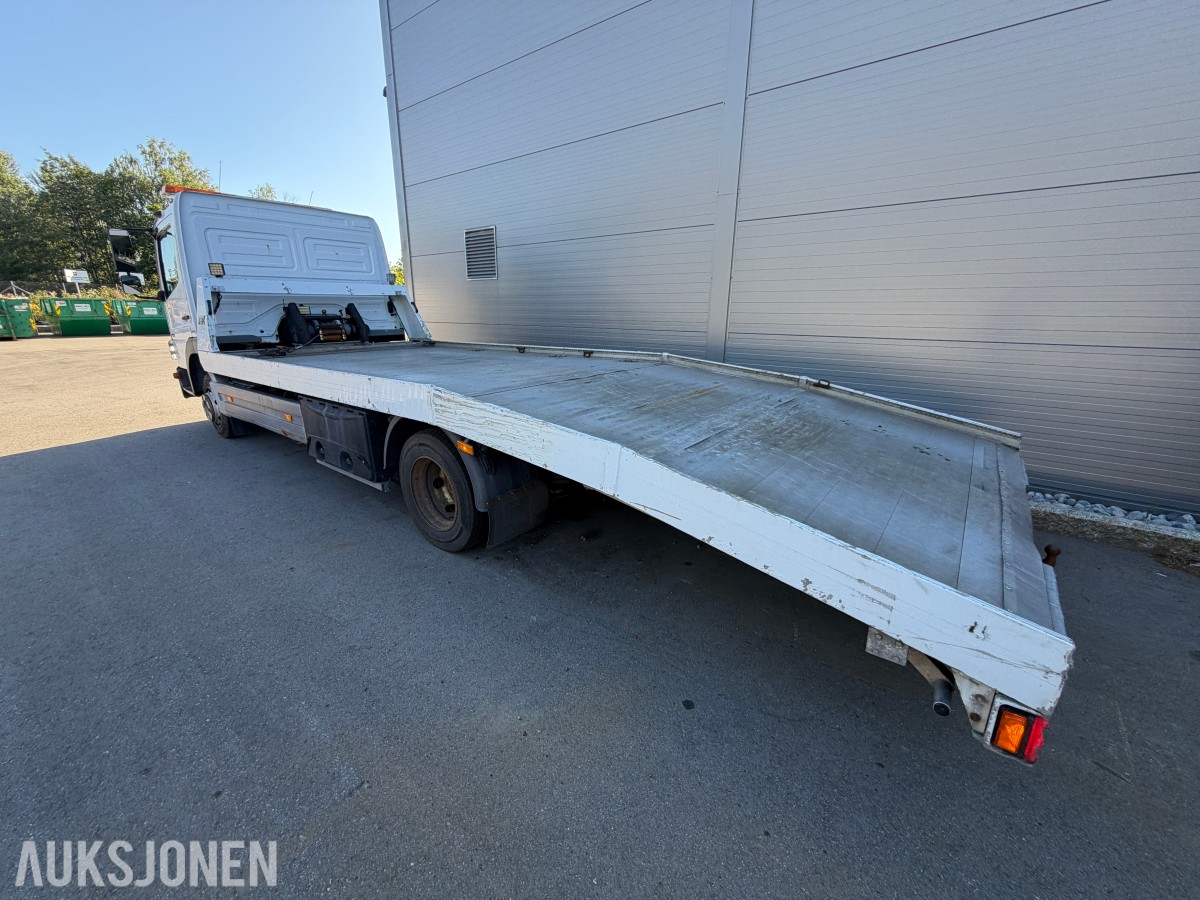 2013 Mercedes-Benz Atego 970PKI2 biltransporter - plan med vinsj - 160 kW / 218 hk OM924LA dieselmotor - kilometerstand 304.866 km - nyttelast 2.920 kg