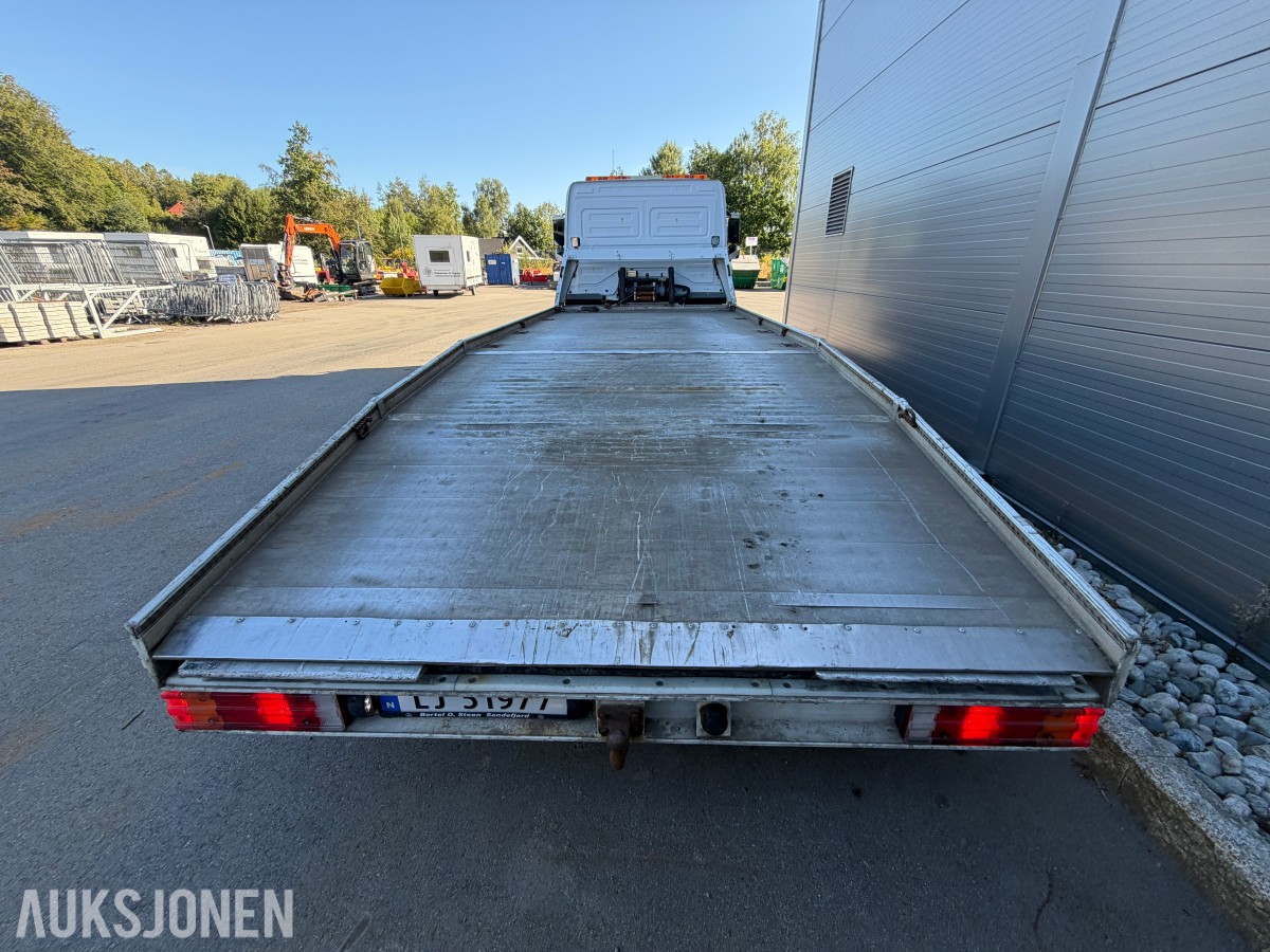2013 Mercedes-Benz Atego 970PKI2 biltransporter - plan med vinsj - 160 kW / 218 hk OM924LA dieselmotor - kilometerstand 304.866 km - nyttelast 2.920 kg