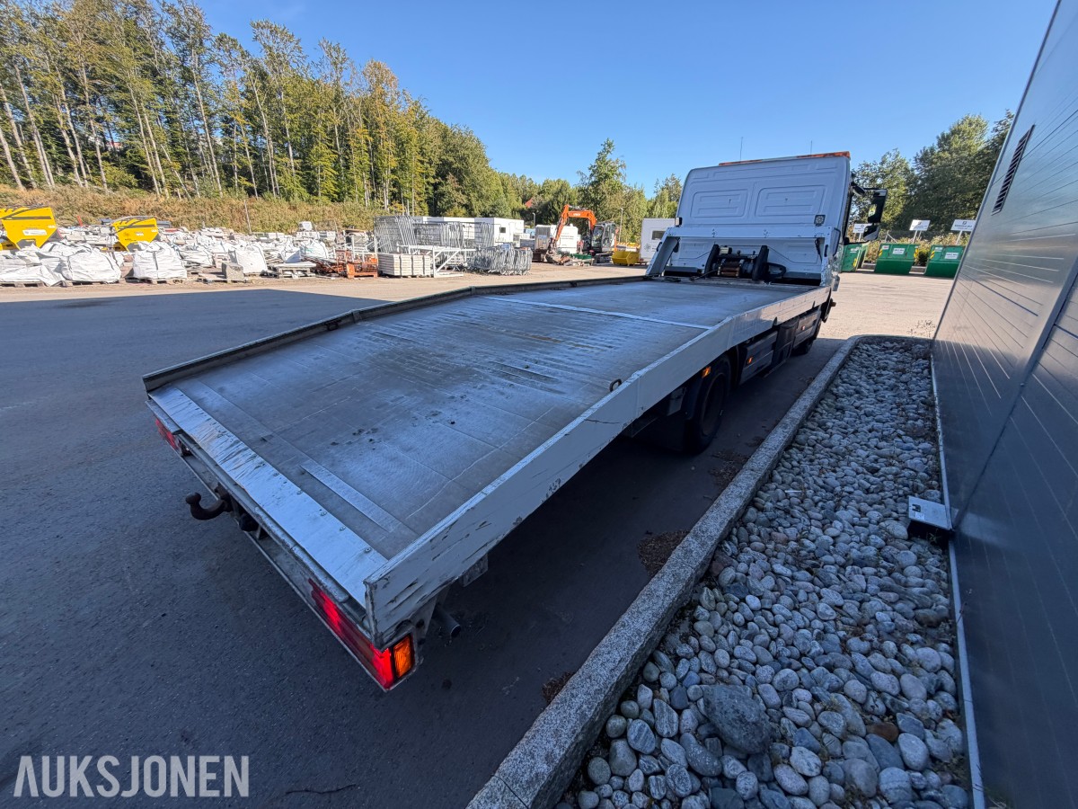 2013 Mercedes-Benz Atego 970PKI2 biltransporter - plan med vinsj - 160 kW / 218 hk OM924LA dieselmotor - kilometerstand 304.866 km - nyttelast 2.920 kg