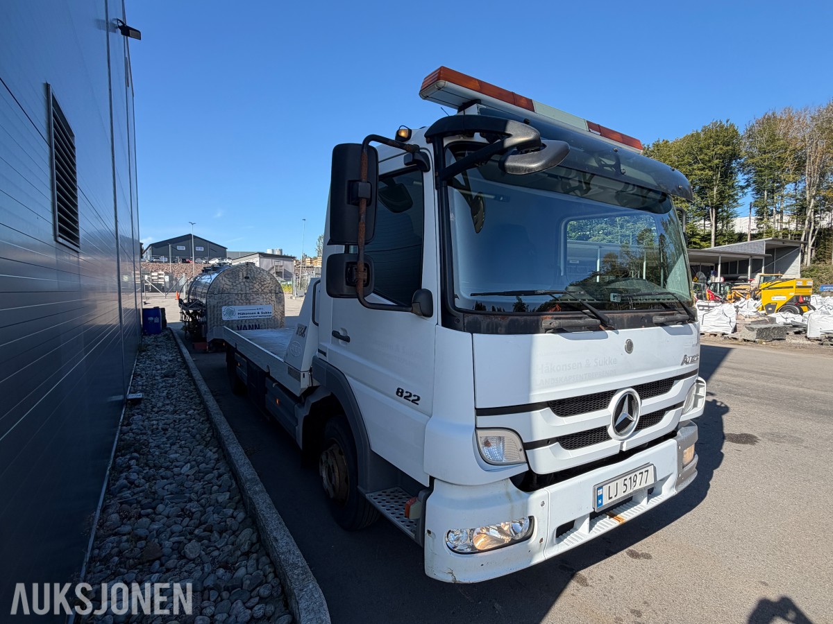 2013 Mercedes-Benz Atego 970PKI2 biltransporter - plan med vinsj - 160 kW / 218 hk OM924LA dieselmotor - kilometerstand 304.866 km - nyttelast 2.920 kg