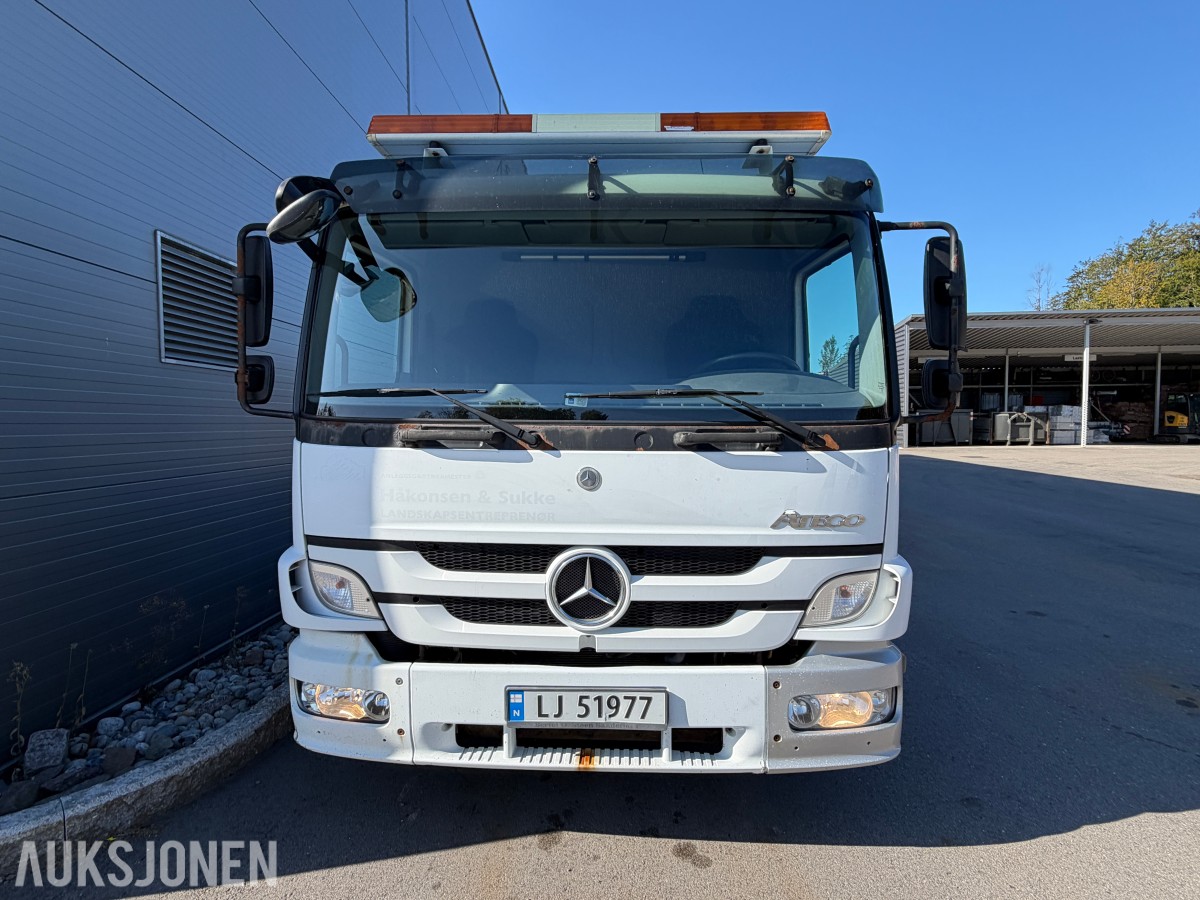 2013 Mercedes-Benz Atego 970PKI2 biltransporter - plan med vinsj - 160 kW / 218 hk OM924LA dieselmotor - kilometerstand 304.866 km - nyttelast 2.920 kg