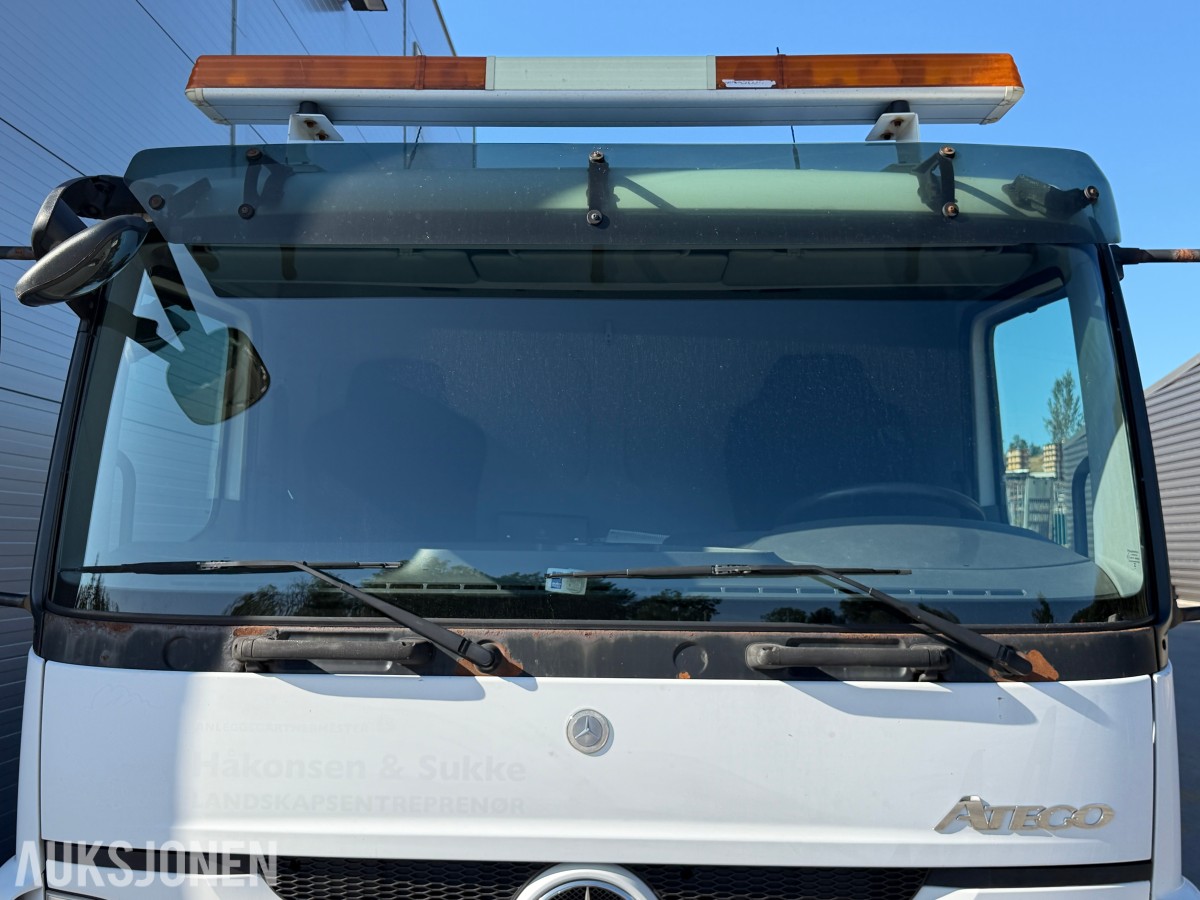 2013 Mercedes-Benz Atego 970PKI2 biltransporter - plan med vinsj - 160 kW / 218 hk OM924LA dieselmotor - kilometerstand 304.866 km - nyttelast 2.920 kg