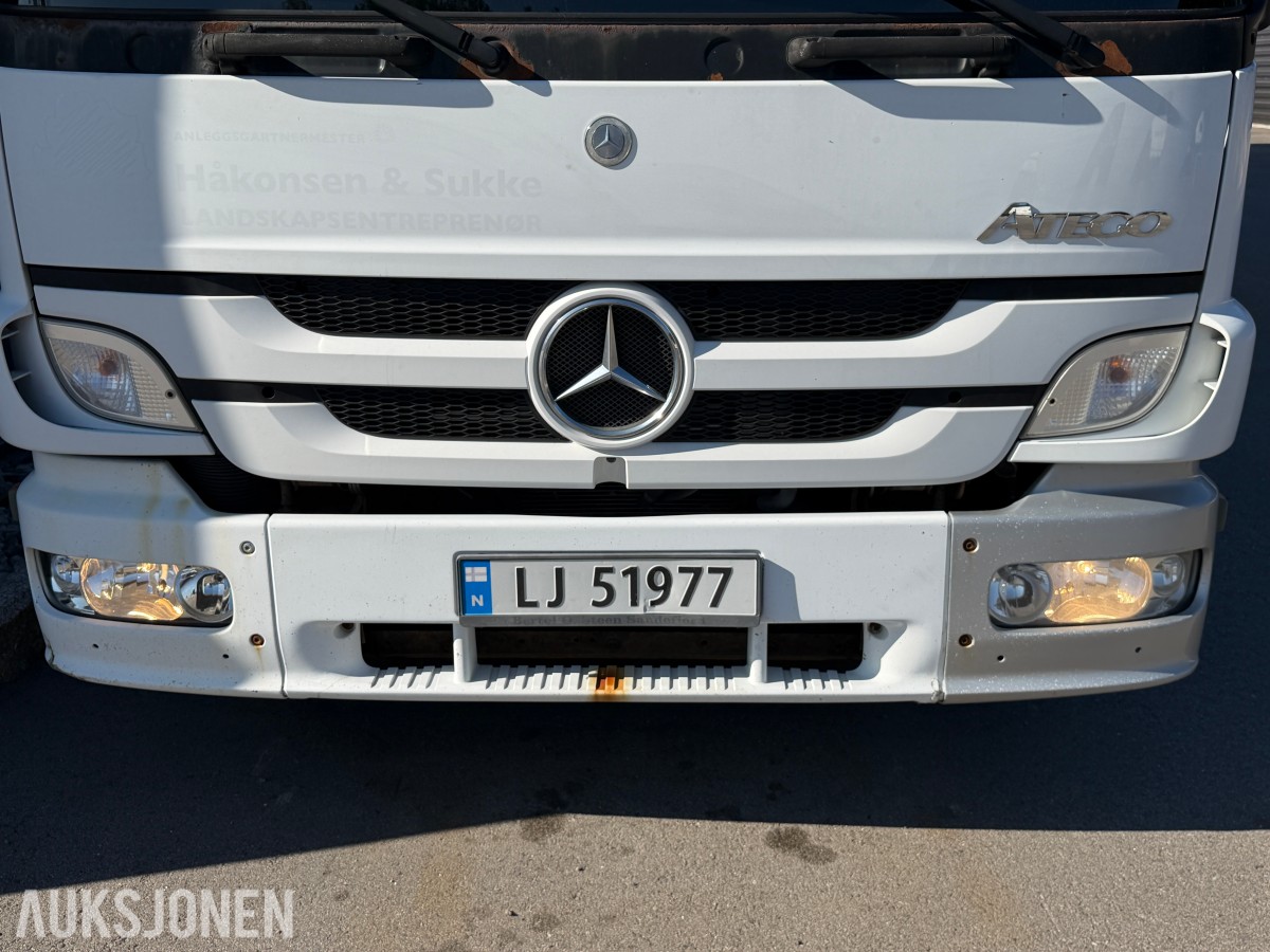 2013 Mercedes-Benz Atego 970PKI2 biltransporter - plan med vinsj - 160 kW / 218 hk OM924LA dieselmotor - kilometerstand 304.866 km - nyttelast 2.920 kg