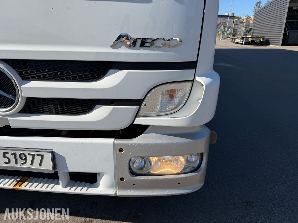 2013 Mercedes-Benz Atego 970PKI2 biltransporter - plan med vinsj - 160 kW / 218 hk OM924LA dieselmotor - kilometerstand 304.866 km - nyttelast 2.920 kg