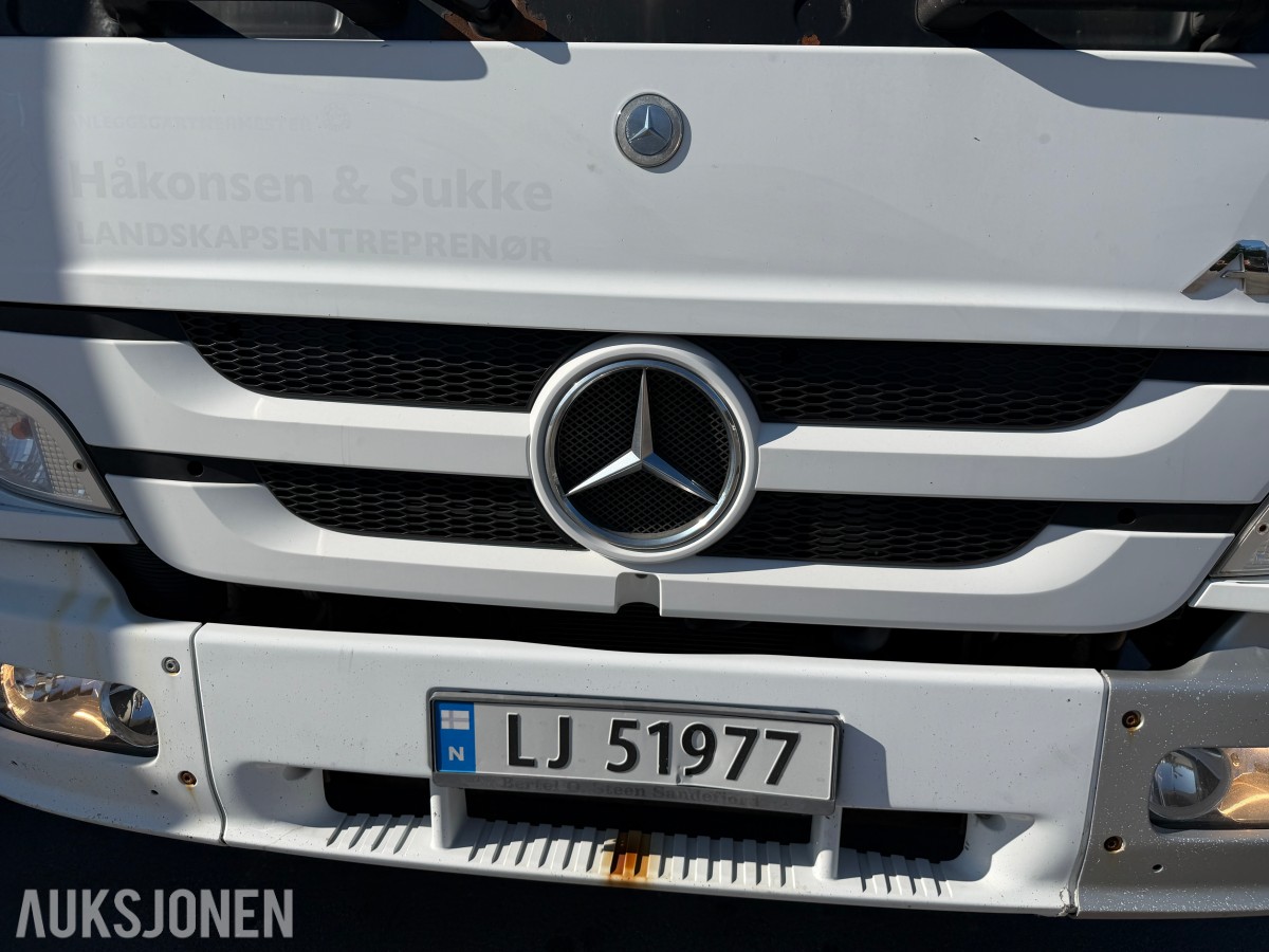 2013 Mercedes-Benz Atego 970PKI2 biltransporter - plan med vinsj - 160 kW / 218 hk OM924LA dieselmotor - kilometerstand 304.866 km - nyttelast 2.920 kg